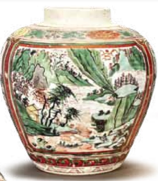 Zásobnice. Porcelán, malba emaily zelené skupiny na polevě. Motiv krajiny s horami a vodou. Dynastie Čching (Qing), období Šun-č’ (Shunzhi), 1644–1661.