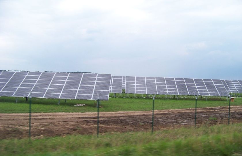 Fotovoltaická elektrárna Nová Ves - Vepřek na Mělnicku. Foto: ŠJů, CC BY-SA 3.0.