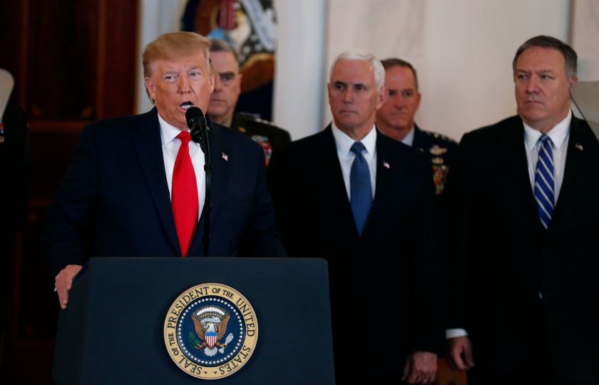 Prezident Spojených států Donald Trump, spolu s viceprezidentem Spojených států Mikeem Penceem, ministrem zahraničí USA Mikeem Pompeem, ministrem obrany USA Markem Esperem a generálem armády Spojených států Markem A. Milleyem, předsedou společných náčelníků štábu, komentuje 8. ledna v Bílém domě íránský útok na dvě americké vojenské základny v Iráku. Foto: Profimedia.