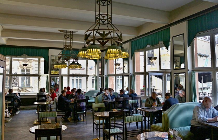 Za termíny pravdoláskař, pražská kavárna, eurohujer, alarmista by se mělo posílat do vězení. Kavárna domu U Černé Matky Boží. Foto: VitVit. CC BY-SA 4.0