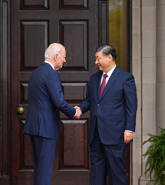Dne 15. listopadu místního času vedli čínský prezident Xi Jinping a americký prezident Joe Biden jednání v panství Filoli v americkém San Franciscu.