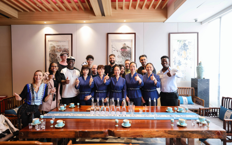 Účastníci exkurze spolu s týmem mixérů Wuliangye vedeným Cao Hongyingem. Foto:Guangming online