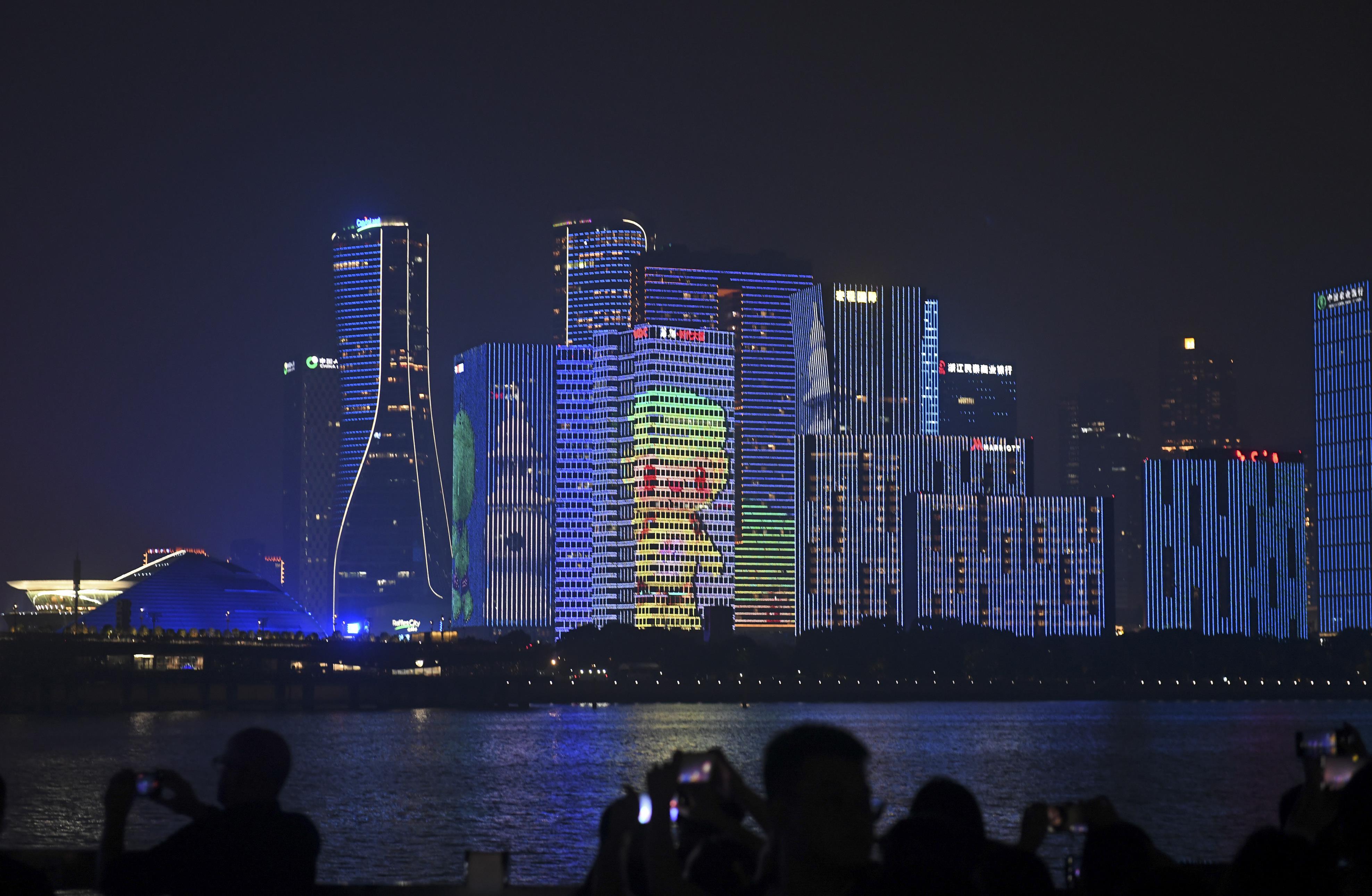 Barevná světelná show na obě březích řeky Qiantang(Zdroj: Pan Di/Bright Photos)