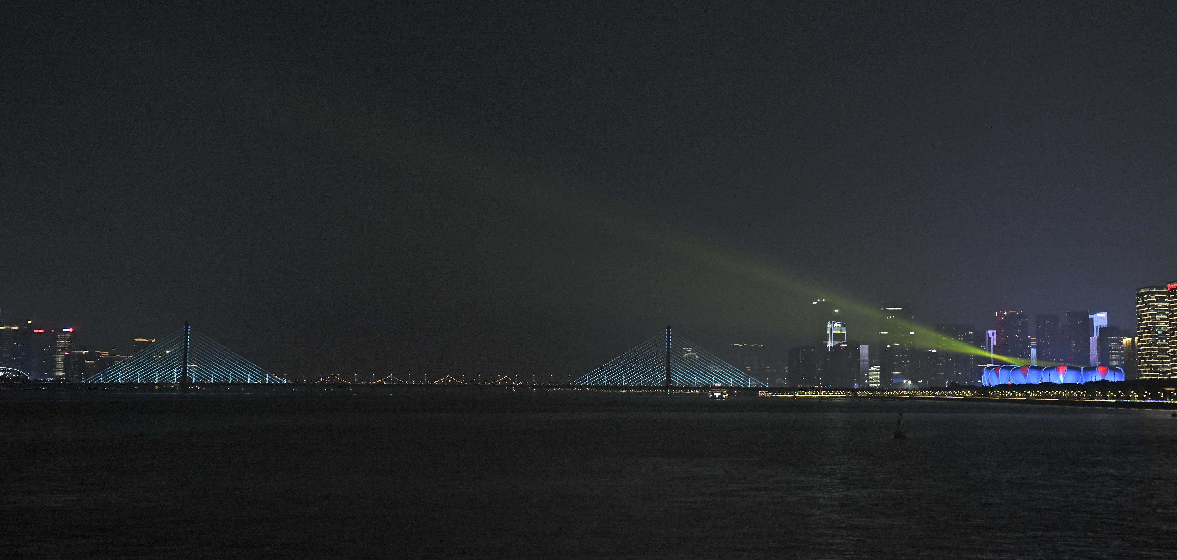 Barevná světelná show na obě březích řeky Qiantang(Zdroj: Pan Di/Bright Photos)