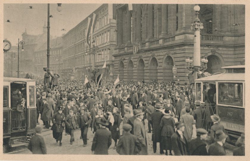 28. říjen 1918 u Národního divadla v Praze. Foto: Profimedia.