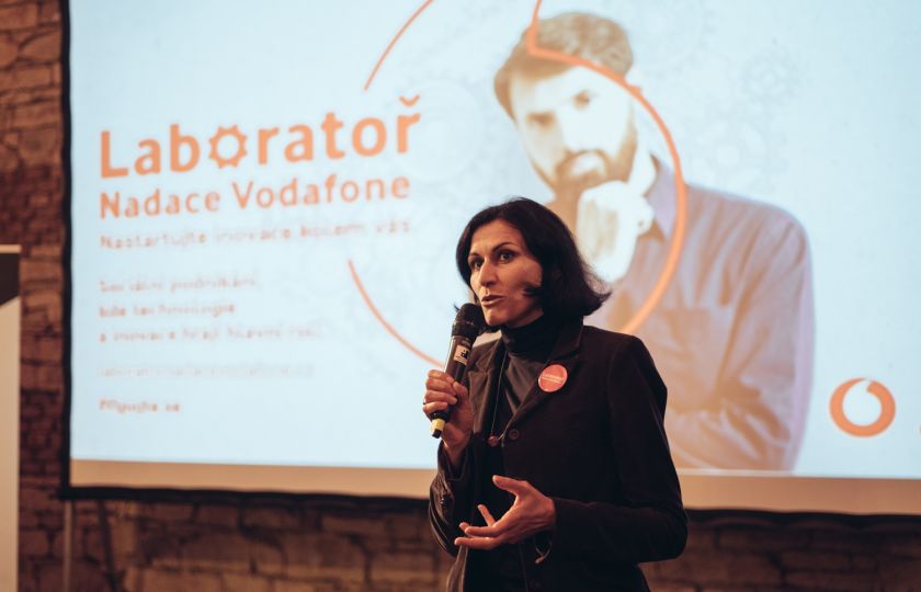 Adriana Dergam, místopředsedkyně správní rady Nadace Vodafone. Foto: Nadace Vodafone.