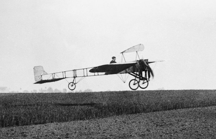 Louis Blériot v letu nad polem, květen 1909.  Zdroj: sbírka George Grantham Bain v Kongresové knihovně.