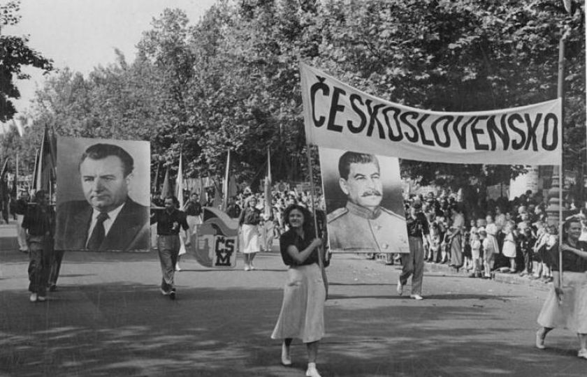 Česká delegace na Mezinárodním festivalu mládeže v Budapešti v roce 1949. Foto: Bundesarchiv, Bild 183-R90009 / CC-BY-SA 3.0