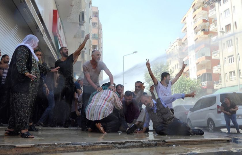 Protesty Kurdů potlačované policií v Diyrabarkiru. 