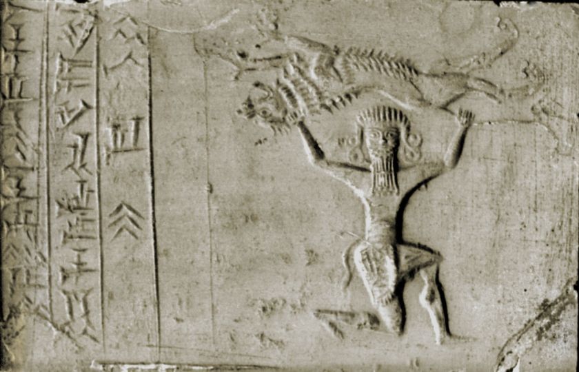 Král Gilgameš držící lva nad hlavou. Mezopotámie, 9. až 7. století před naším letopočtem. Foto: Archiv Werner Forman / Britské muzeum, Londýn / Profimedia.