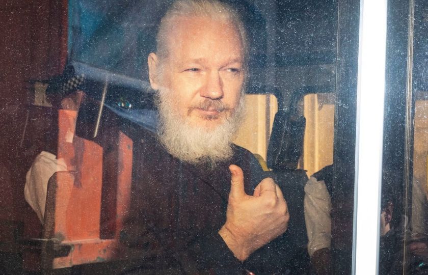 Julian Assange byl 1. dubna 2019 v budově ekvádorského velvyslanectví v Londýně zatčen britskou policií. V červnu 2019 Spojené státy formálně požádaly Velkou Británii o jeho vydání. Foto: Profimedia.