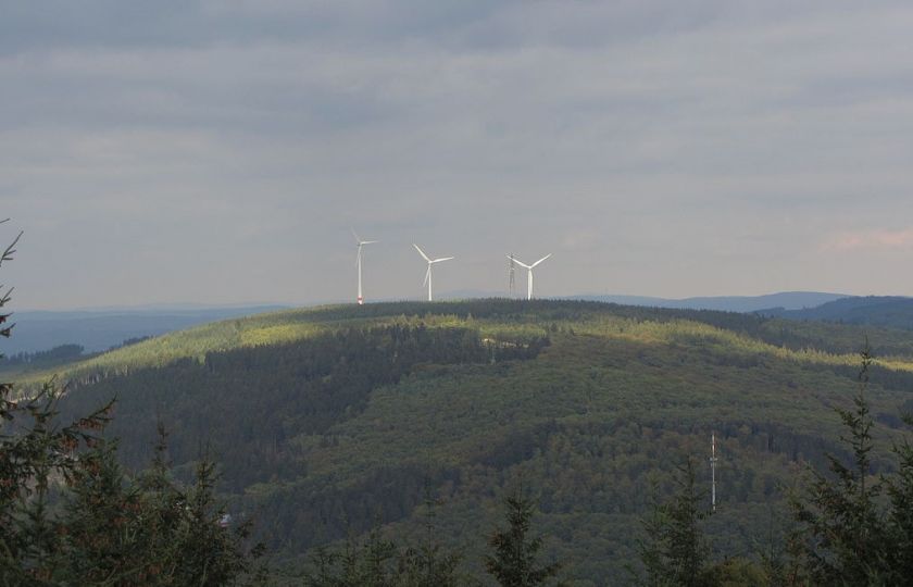 Pohled na horu Kandrich s větrnými elektrárnami v Porýní-Falci z rozhledny Hochsteinchen. Foto: Hasehirne. CC BY 3.0