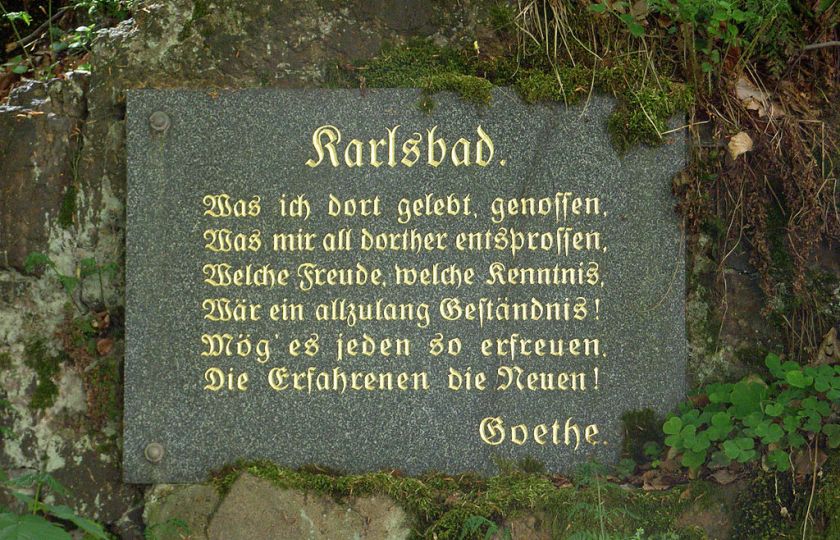 Plaketa s básní, Goethova stezka, Karlovy Vary. Foto: Manecke, CC BY-SA 3.0.