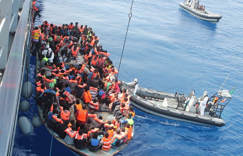 Irský námořní personál z lodi LÉ Eithne zachraňoval v roce 2015 migranty v rámci operace Triton. Foto: Irish Defence Forces, Flickr, CC-BY-2.0