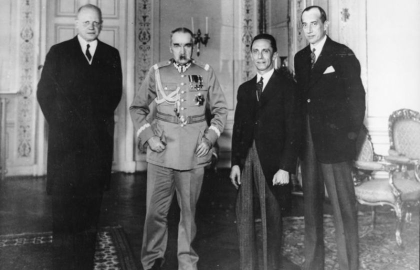 Joseph Goebbels a německý velvyslanec von Moltke (vlevo) navštěvující Piłsudského 15. června 1934. Polský ministr zahraničí Józef Beck vpravo. Foto: Bundesarchiv, Bild 183-B0527-0001-293 / CC-BY-SA 3.0