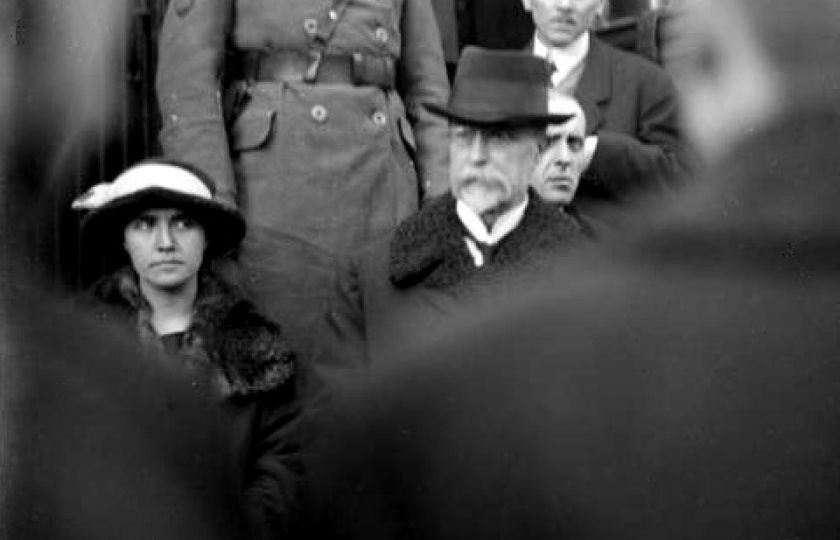 První československý prezident Tomáš Garrigue Masaryk vystupuje z vlaku v Táboře při svém návratu z exilu 21. prosince 1918. Po jeho levé straně dcera Olga, která jej v exilu doprovázela a tam pro něj pracovala. Foto: Josef Jindřich Šechtl, CC BY-SA 3.0.