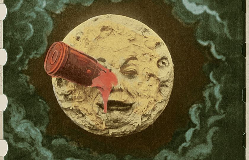 Kolorovaná verze krátkého filmu Cesta na Měsíc (Le Voyage dans la lune) Géorgese Méliese z roku 1902 byla zrekonstruována v letech 2010 až 2012. Foto: Wikimedia Commons.