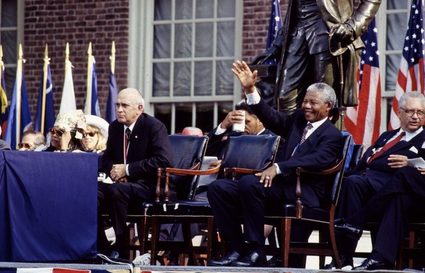Frederik Willem de Klerk a Nelson Mandela v roce 1993 v Pensylvánii, kde převzali Philadelphia Liberty Medal. Foto: Profimedia 