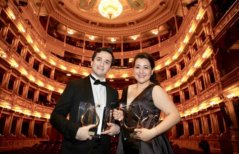 Vítězové soutěže Operalia Adriana Gonzalez (soprán, Guatemala) a Xabier Anduaga (tenor, Španělsko). Foto: Operalia 