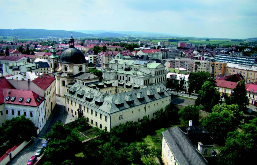 Pohled na piaristický areál v Kroměříži (uprostřed kolej, modrá budova vlevo je křídlo zpěváckého semináře, žlutá budova vpravo je gymnázium). Foto: Jan Štětina