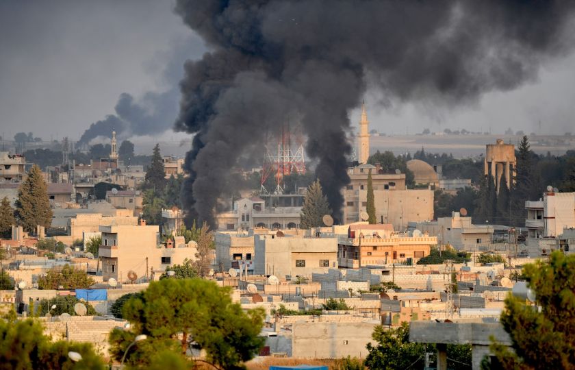 Kouř ve městě Ras al-Ayn v Sýrii, kam směřuje invaze turecké armády. Foto: Agentura Kerem Kocalar / Anadolu / Profimedia