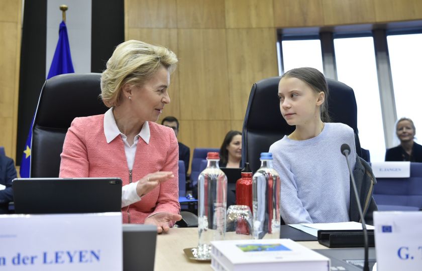 Předsedkyně Evropské komise Ursula von der Leyenová hovoří se švédskou ekologickou aktivistkou Gretou Thunbergovou v sídle EU v Bruselu 4. března. Foto: Profimedia.