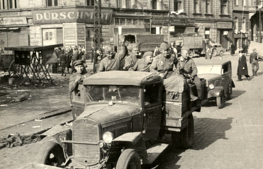 Průjezd sovětských jednotek osvobozeným Ústím nad Labem. Foto: Muzeum města Ústí nad Labem.