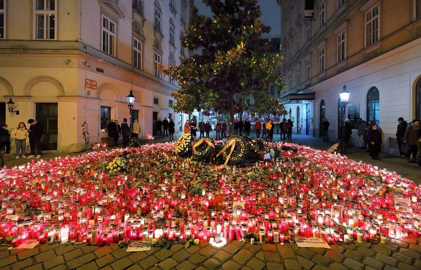 Dočasný památník teroristického útoku na Desider-Friedmann-Platz ve Vídni. Foto: Bwag / CC-BY-SA-4.0.