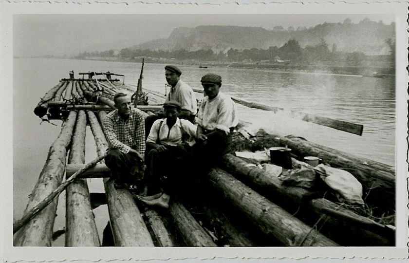 Voraři přijíždí do Prahy, v pozadí Branická skála kolem (1927–1928). Foto: Antonín Cuc (rodinný archiv), CC BY-SA 4.0.