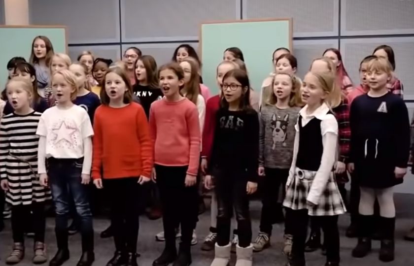 Děti zpívající v televizi WDR písničku Meine Oma ist ’ne alte Umweltsau. Reprofoto: LtN.