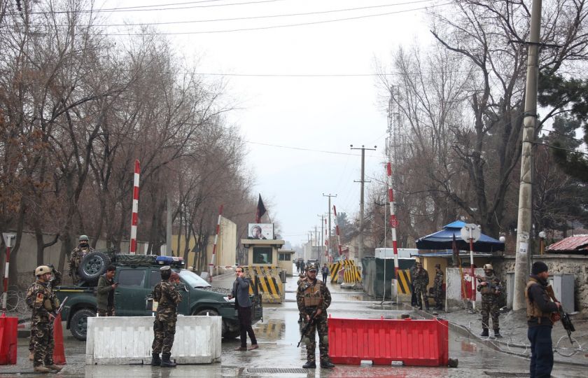 Členové afghánských bezpečnostních sil stojí v místě sebevražedného útoku v Kábulu, hlavním městě Afghánistánu, 24. února 2018. Foto: Profimedia.