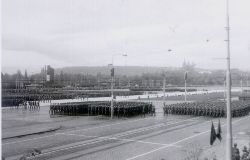 Československá vojenská přehlídka v Praze, 9. května 1985. Foto: Kenyh Cevarom. CC BY-SA 3.0