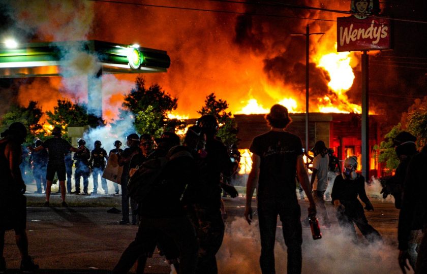 V Atlantě demonstranti zapálili restauraci Wendy's poté, co policejní důstojník zastřelil Afroameričana Raysharda Brookse, který jeho kolegu ohrožoval taserem. V Atlantě vládnou Demokraté už 138 let. Foto: Agentura Ben Hendren / Anadolu / Profimedia.