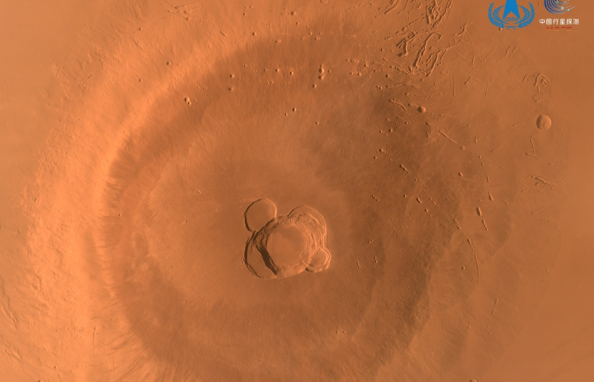 Snímek hory Askela pořízený Tianwen-1 ukazuje charakteristiky kráteru na vrcholu hory. Zdroj: Čínská Národní astronomická observatoř