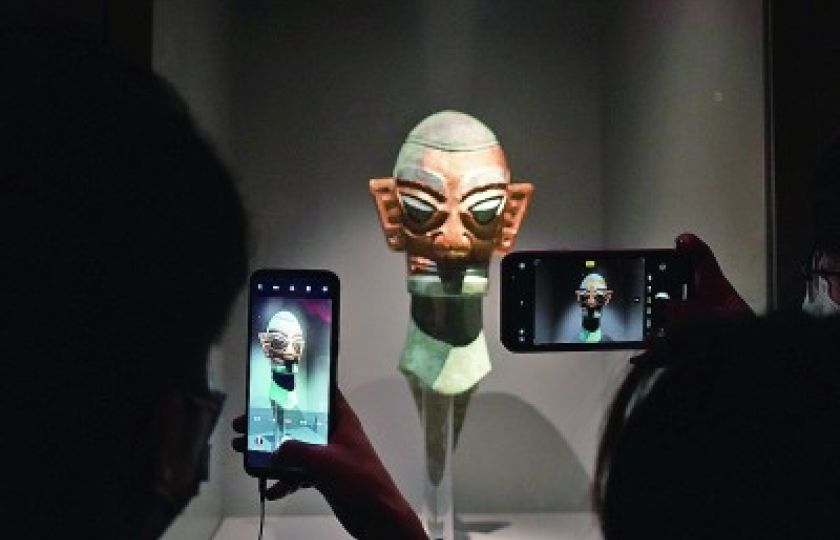 Bronzová maska se zlatou tváří v muzeu Sanxingdui