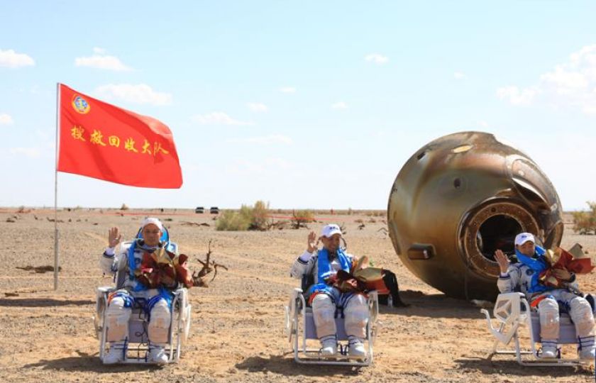 Návratová kapsle čínské kosmické lodi s posádkou Shenzhou 12 úspěšně přistála 17. září na přistávací poli Dongfeng (Tung-feng). Austronauté Nie Haisheng (uprostřed), Liu Boming (vpravo) a Tang Hongbo.