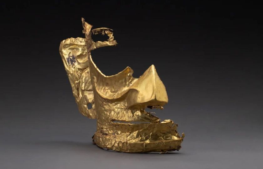 Zlatá maska, která byla nově vykopaná z lokálity Sanxingdui. Zdroj: Muzeum Sanxingdui