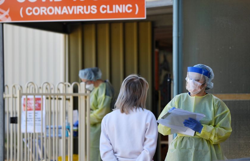 Personál nemocnice mluví s lidmi u specializované testovací kliniky COVID-19, která se má zabývat touto nemocí v údolí Barossa v jižní Austrálii. Dosud zde bylo objeveno 34 případů (31. března). Foto: Profimedia.