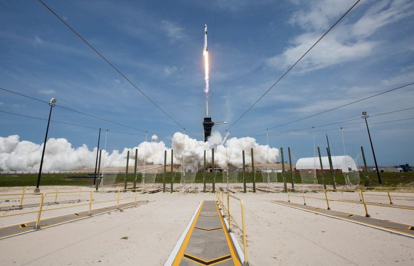 Raketa SpaceX Falcon 9 nesoucí kosmickou loď společnosti Crew Dragon s astronauty Robertem Behnkenem a Douglasem Hurleym 30. května 2020 v Kennedyho vesmírném středisku NASA na Floridě. Foto: AFP FOTO / NASA / BILL INGALLS / HANDOUT.