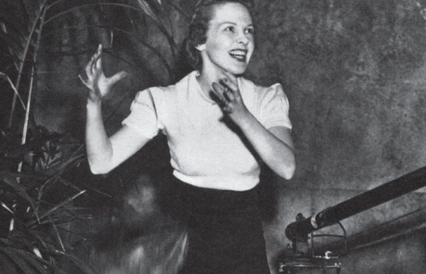 Tanečnice Eleanor Countsová při nahrávání kroků za šimpanzího herce Jiggse pro film Její láska z džungle (Her Jungle Love, 1938). Foto z knihy (výřez)