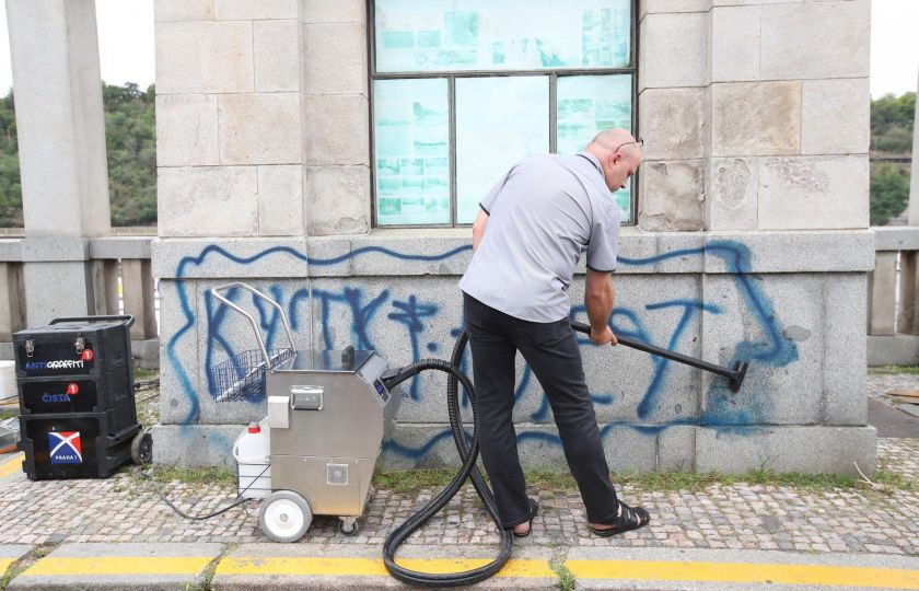 Miroslav Černý předvádí primátorovi Prahy Zdeňku Hřibovi, jak odstraňuje graffiti. Foto: TONDA TRAN / CNC / Profimedia