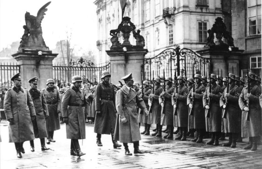 Adolf Hitler na nádvoří Pražského hradu 15. března 1939. Foto: Bundesarchiv, Bild 183-2004-1202-505 / CC-BY-SA 3.0