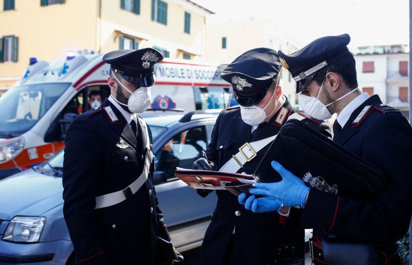 Italští četníci kontrolují 12. března v Římě, zda lidé neoprávněně necestují. Foto: Profimedia.