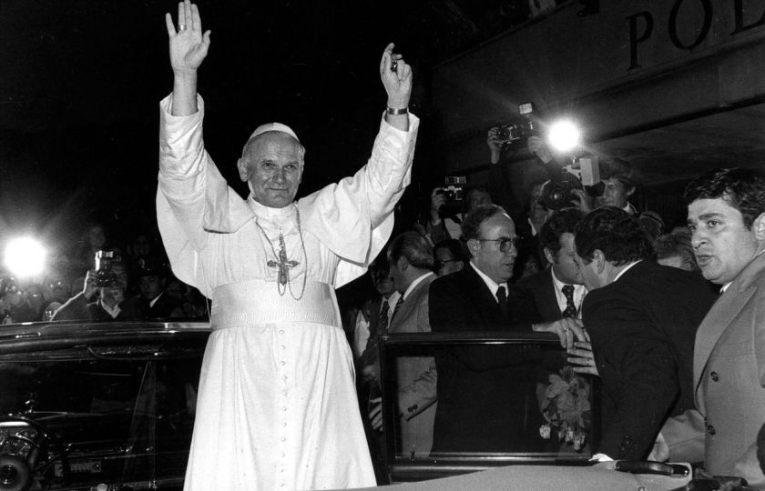 Hubert Wolf píše, že Jan Pavel II. opakovaně podtrhoval, že církev bude trvat na „drahokamu“ celibátu, a všechny námitky proti svobodnému stavu kněží odmítal jednoduše s argumentem, že jsou „cizí evangeliu, tradici i učení církve“. 