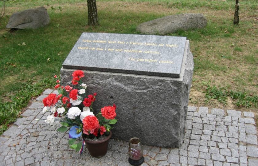 Pomník Karla Kněze u silnice z Louky do Habrovče. Zdroj: www.drobnepamatky.cz. CC0