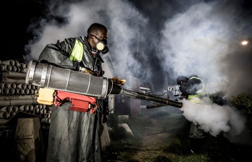 Člen soukromě financované nevládní organizace v ochranné výstroji dezinfikuje 15. dubna 2020 okolí Parklands City Park Market v keňské Nairobi. Foto: Profimedia.