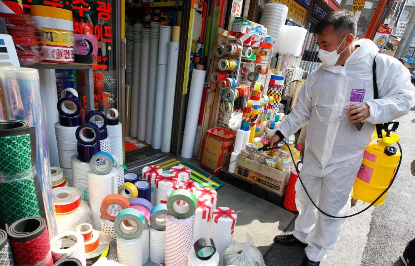 Postřik dezinfekčním prostředkem jako preventivní opatření proti koronaviru v Bangsan Marketu v Soulu v Jižní Koreji. Foto: Profimedia.