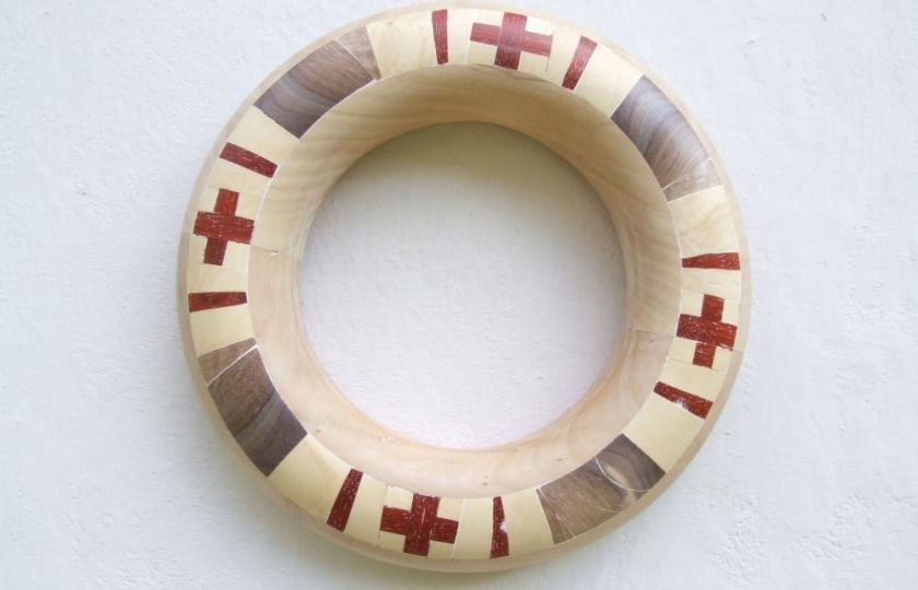 Martin Patřičný: Záchranný kruh. Průměr 60 cm, topol a exotické dřeviny.