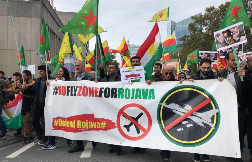 Kurdové 23. října demonstrovali v Bruselu za vytvoření bezletové zóny v severní Sýrii. Foto: Profimedia