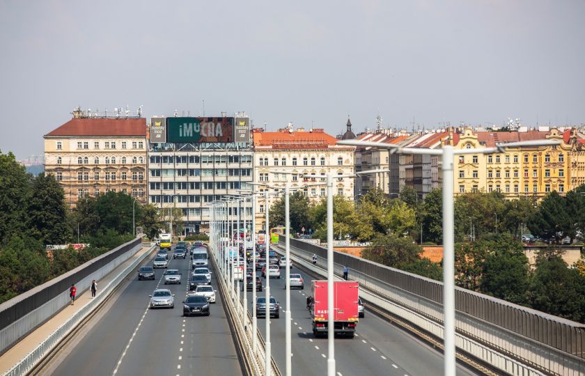 Dlouhá léta na střeše domu u Nuselského mostu blízko centra Prahy oslňovala nelegální reklamní LED obrazovka. Foto: Tomáš Krist / MAFRA / Profimedia.